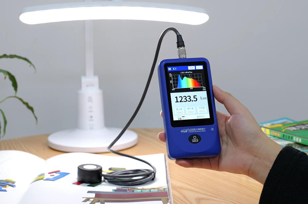 ls335光谱照度计测量台灯照度