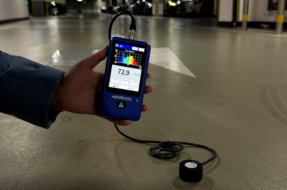 ls335光谱照度计测量停车场照度