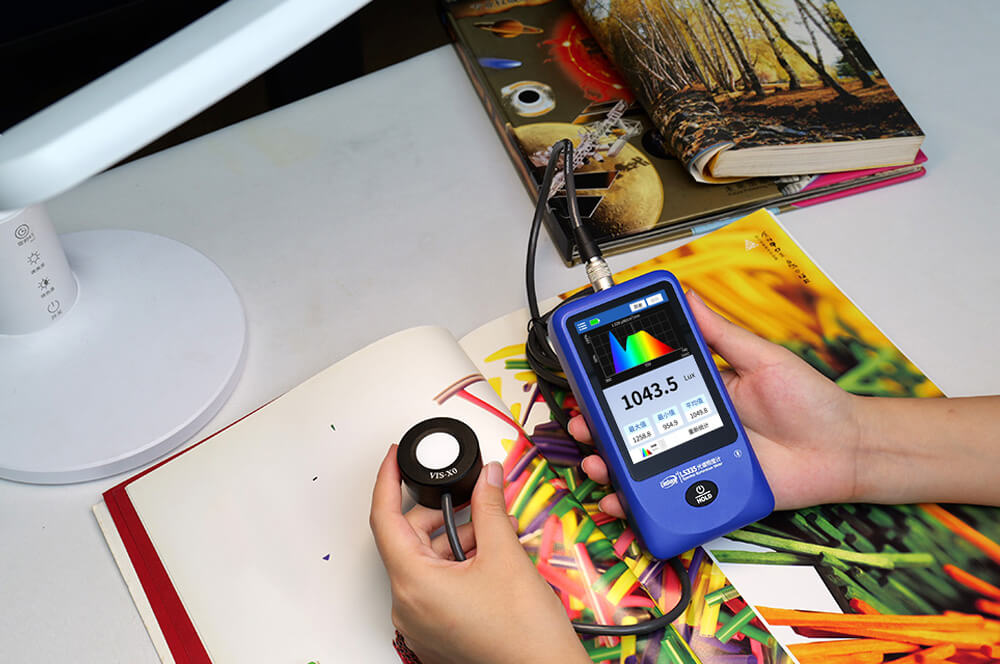ls335光谱照度计测量台灯照度