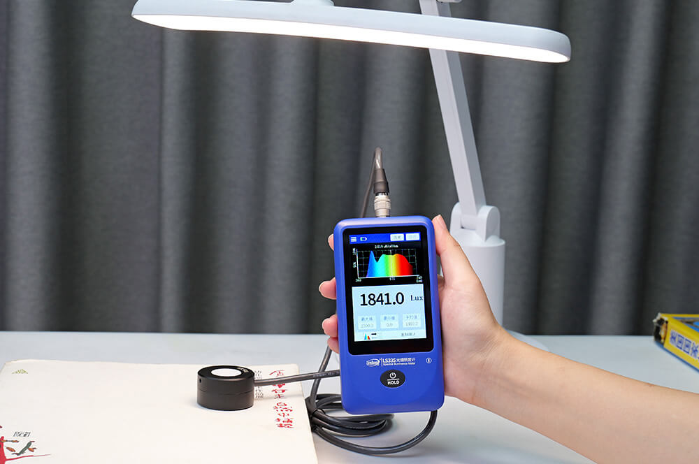 ls335光谱照度计测量台灯照度